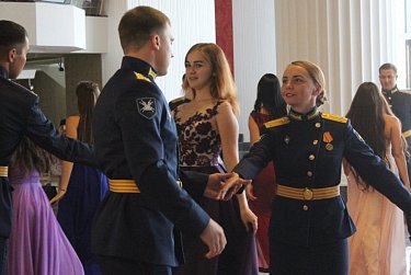 Офицеры закружили в вальсе